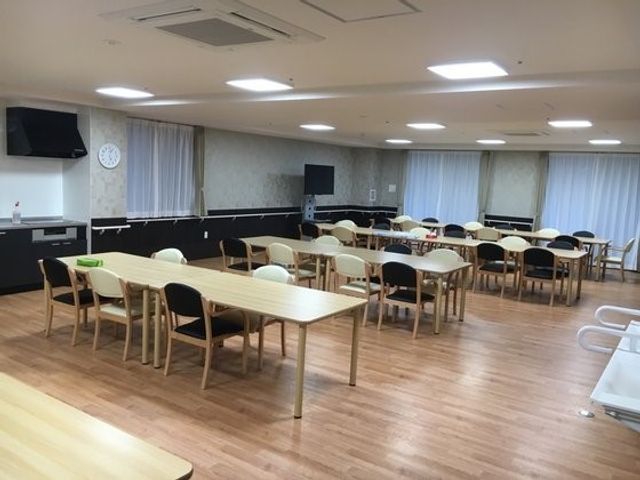 広々とした明るいダイニング 共有スペース 広々としたダイニングルームで、利用者の方がゆったりと食事をされる風景です。職場としても、明るく清潔感のある環境が整っています。