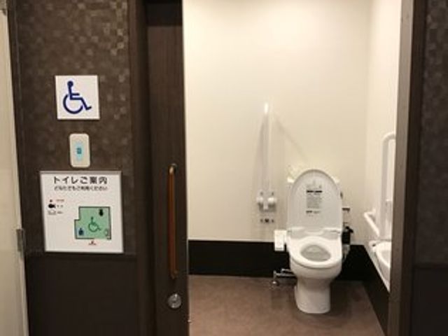 バリアフリーの清潔なトイレ 共用トイレ ゆとりのあるトイレ空間は、手すりやオストメイト設備も整い、どなたでも安心してご利用いただける設計です。