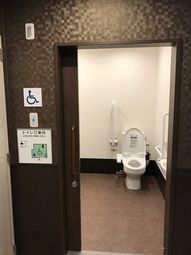 清潔なトイレの入口
