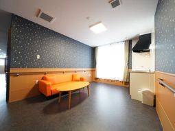 明るいラウンジスペース