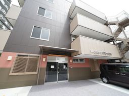 モダンな建物のエントランス