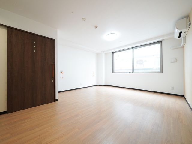 広々とした明るい居室 居室 このゆったりとした居室は、自分の好みに合わせて家具を配置できるため、個人の生活スタイルを大切にできる空間です。窓から差し込む自然光が、日々の生活を明るく照らします。