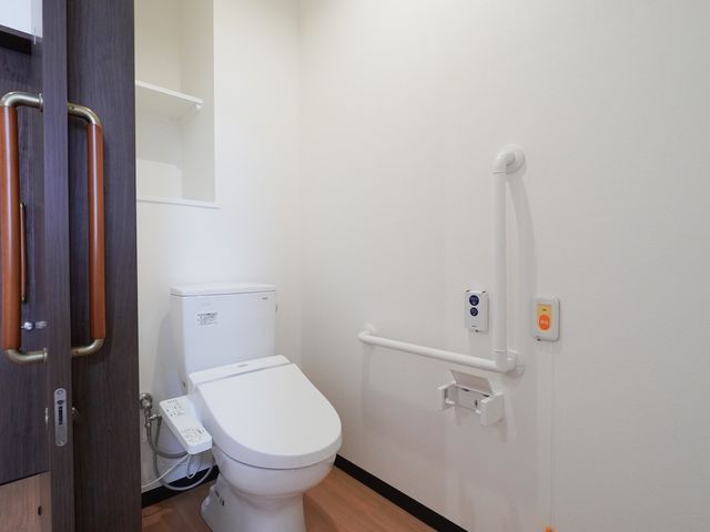 バリアフリートイレの内観 トイレ 手すり付きの清潔なトイレ空間です。利便性と安全を考慮し、どなたでも快適にお使いいただけます。