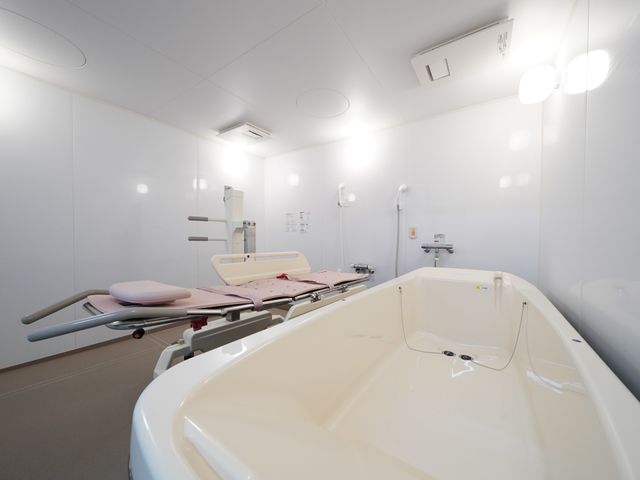 清潔な浴室の内観 浴室 清潔感のあふれる広々とした浴室です。安全に配慮した手すりや機能的な浴槽が設置され、安心してご使用いただけます。