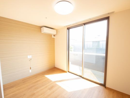 施設の写真 居室の窓はとても大きく、陽が部屋にしっかり入り開放感がある。ワイヤーの入った防犯窓になっていて安心である。