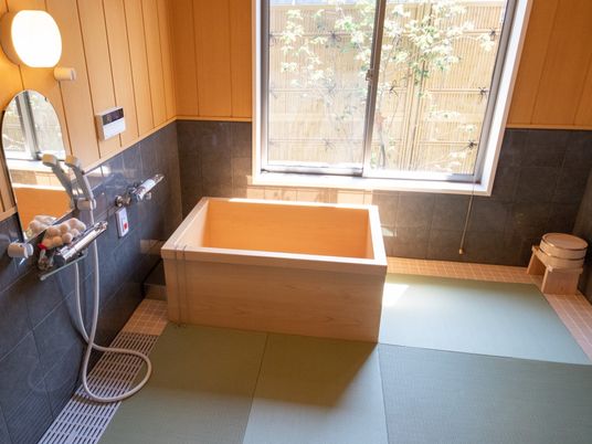 施設の写真 おふろは檜風呂になっている。浴室内はとても広く温泉旅館のようになっている。お湯の温度も自分の好みに調整できる。