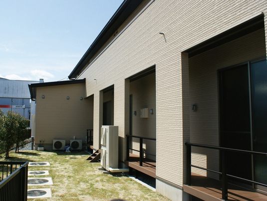 明るい外観の建物