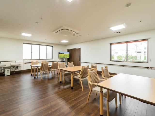 多目的室の明るい様子 食堂 開放的な雰囲気の多目的室では、木の温もりを感じながら、くつろぐ時間を過ごせる空間となっております。