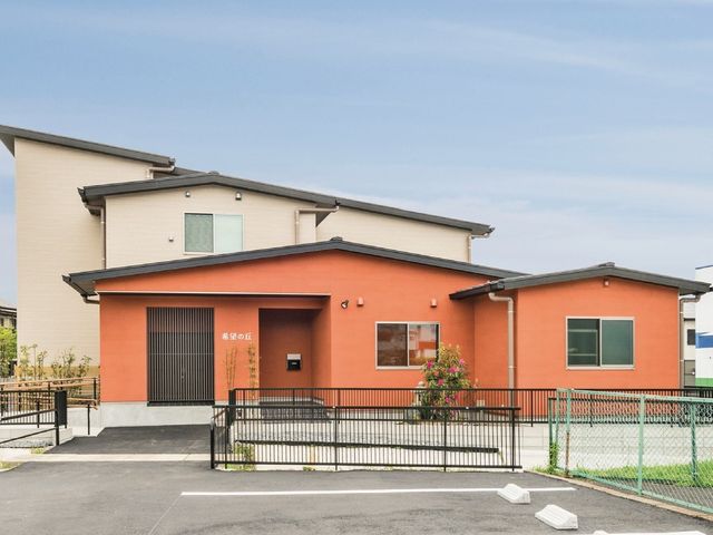温かみのある外観の建物 外観 配色が鮮やかで、訪れる方々を温かく迎える外観が印象的です。将来の職場として活気あふれる環境をお探しの方におすすめです。