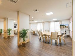 明るい食堂の様子