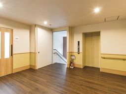 広々とした明るい廊下