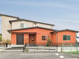 明るい色の外観