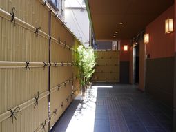 明るい廊下の風景