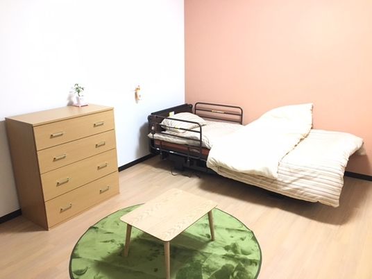 居室のベッドと家具