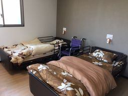 快適な二つのベッドの居室