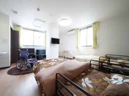 明るい居室の車椅子とベッド