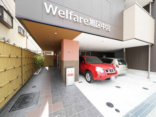 広々とした施設エントランス