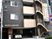 施設外観の建物前  