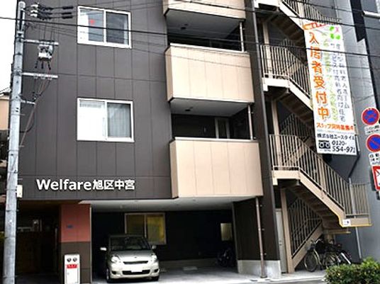 施設外観の建物前  