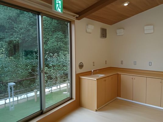 緑を望む明るい空間