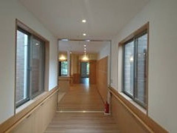 木目調の温もりある廊下