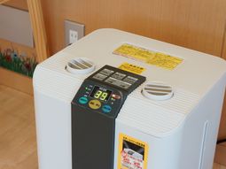 暖房器具と壁のアート