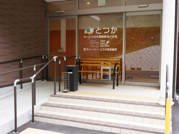 エントランスの明るい景観