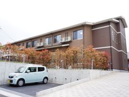 明るい外観の建物