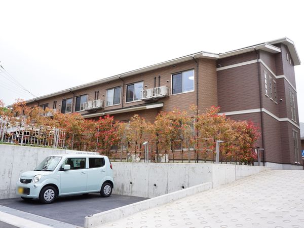 明るい外観の建物