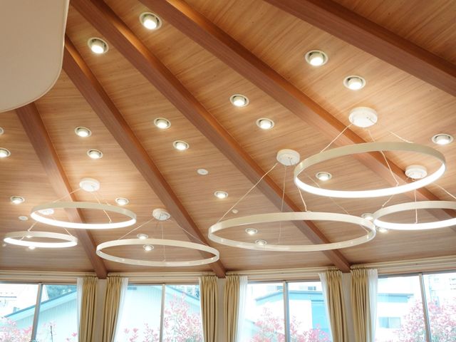木目調天井の明るい空間
