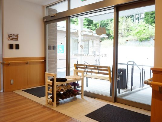 車椅子マークのある入口