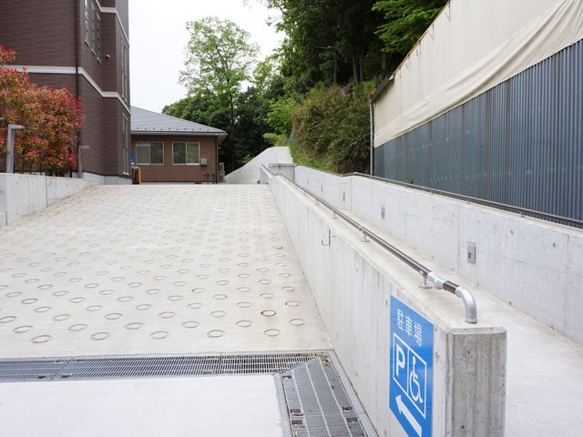 坂道の手すり付き出入口