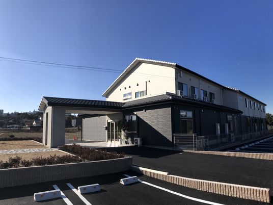 新築そうな施設の外観