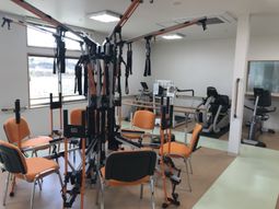 機能訓練機器が並ぶ部屋