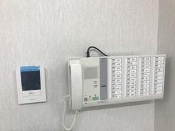 通信機器と呼び鈴パネル
