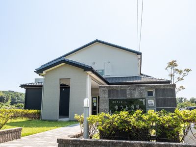 施設の明るい外観