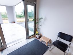 明るい待合スペース