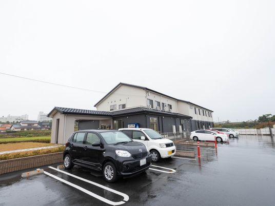 広々とした駐車場の外観