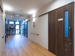 広々とした廊下の様子