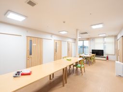 明るい多目的室の様子