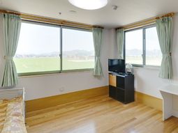 明るい部屋と窓の風景