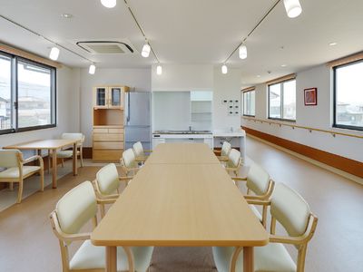 広々とした明るい食堂