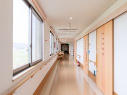 明るい廊下の光景