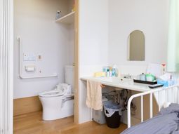 居室内のトイレと洗面台