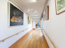 美術作品が飾られた廊下