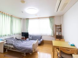 明るい居室の一角