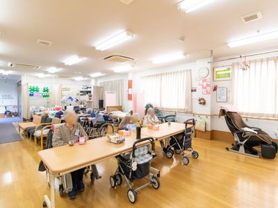 共有スペースで過ごす人々