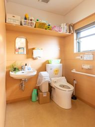 明るい照明のトイレ空間