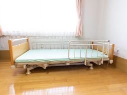 清潔な居室のベッド