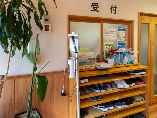玄関の靴棚と案内板